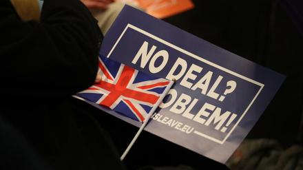 Eine Frau hält bei einer Veranstaltung der Gruppe "Leave Means Leave" einen Union Jack.