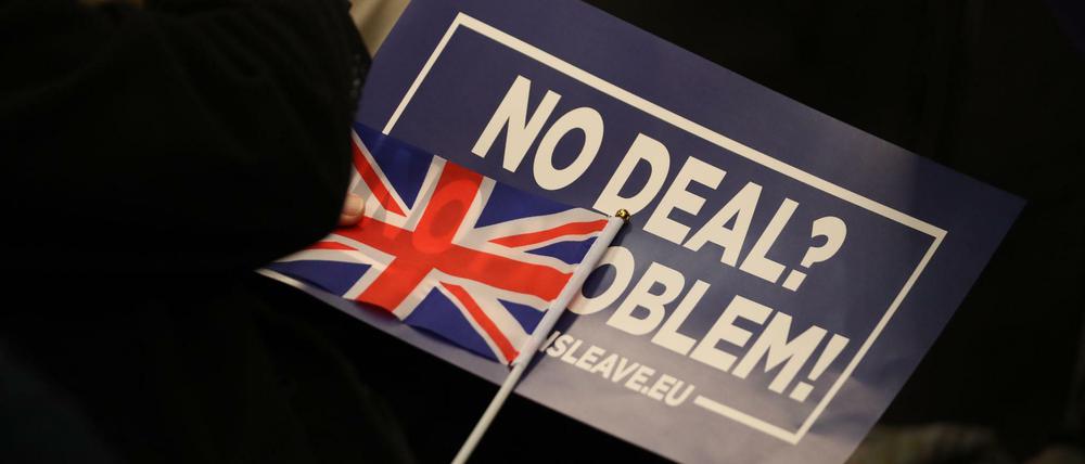 Eine Frau hält bei einer Veranstaltung der Gruppe "Leave Means Leave" einen Union Jack.