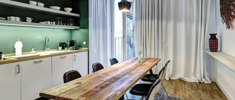 Altbau-Charme. Die Gäste in den Gorki Apartments übernachten in Wohnungen mit Klingelschild und eigenem Briefkasten.