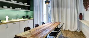 Altbau-Charme. Die Gäste in den Gorki Apartments übernachten in Wohnungen mit Klingelschild und eigenem Briefkasten.