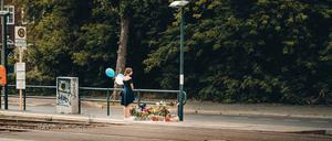 Eine Freundin trauert an der Stelle, an der Ronja starb.