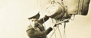 Sprung ins Glück. Das Bild zeigt Käthe Paulus im Jahr 1890, kurz vor einem beherzten Sturz in die Tiefe. 