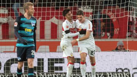 Er ist zurück: Stuttgarts Mario Gomez (r) jubelt nach dem Tor zum 1:1 mit Nicolas Gonzalez. 