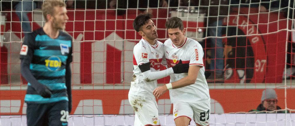 Er ist zurück: Stuttgarts Mario Gomez (r) jubelt nach dem Tor zum 1:1 mit Nicolas Gonzalez.