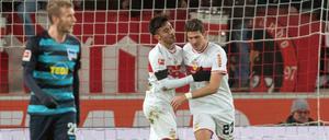 Er ist zurück: Stuttgarts Mario Gomez (r) jubelt nach dem Tor zum 1:1 mit Nicolas Gonzalez. 
