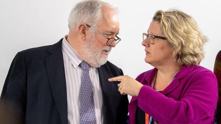 Bundesumweltministerin Svenja Schulze (SPD) und Miguel Arias Canete, EU-Kommissar für Umwelt, unterhalten sich beim Weltklimagipfel.