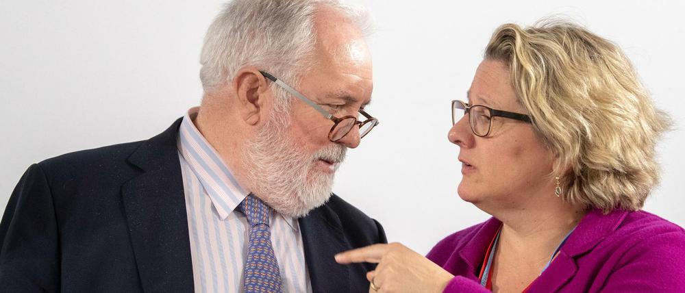 Bundesumweltministerin Svenja Schulze (SPD) und Miguel Arias Canete, EU-Kommissar für Umwelt, unterhalten sich beim Weltklimagipfel.