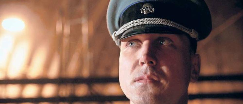 Auch im Kern kein guter Mensch: Lars Eidinger spielt den skrupellosen SS-Standartenführer Dr. Oskar Huth, dem für seine Ziele alle Mittel recht sind.