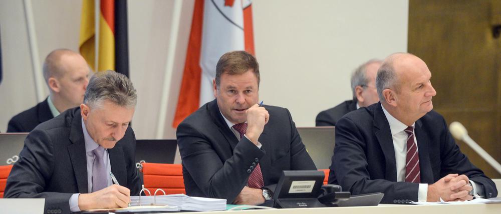 Innenminister Schröter (SPD), Finanzminister Görke (Die Linke) und Ministerpräsident Woidke im Brandenburger Landtag.