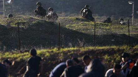 Israelische Soldaten (oben) und Palästinenser an der Grenze des Westjordanlands