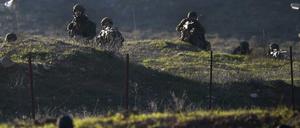 Israelische Soldaten (oben) und Palästinenser an der Grenze des Westjordanlands