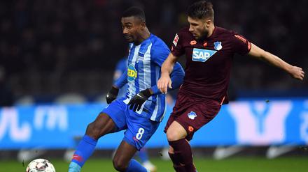 Schmerz statt Ball Am Fuß: Herthas Salomon Kalou (l), hier gegen Hoffenheims Ermin Bicakcic, muss gegen Stuttgart wegen einer Fußverletzung pausieren.