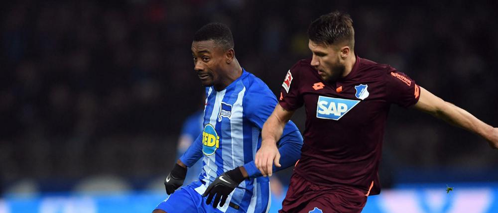 Schmerz statt Ball Am Fuß: Herthas Salomon Kalou (l), hier gegen Hoffenheims Ermin Bicakcic, muss gegen Stuttgart wegen einer Fußverletzung pausieren.