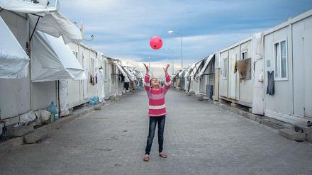 Ein Kind spielt in einem Flüchtlingslager in der Türkei, nahe der Grenze zu Syrien. 
