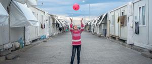Ein Kind spielt in einem Flüchtlingslager in der Türkei, nahe der Grenze zu Syrien. 