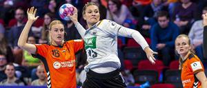 Julia Behnke setzt zum Wurf. Insgesamt konnte sich die deutsche Offensive aber viel zu setzen gegen die Holländerinnen in Szene setzen. 