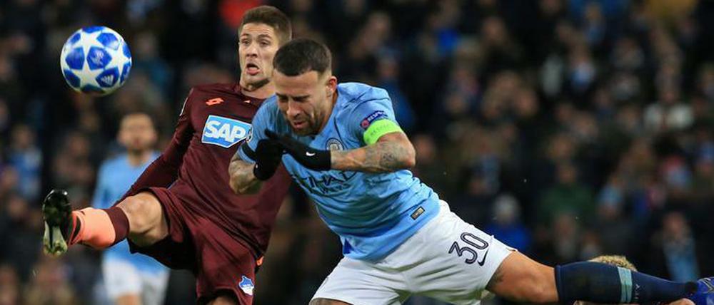 Fuß hoch, Kopf runter. Hoffenheims Andrej Kramaric (links) im Duell mit City-Kapitän Nicolas Otamendi.
