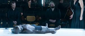 Da liegt er, der Tänzer in Händels "Messiah" in der Philharmonie.