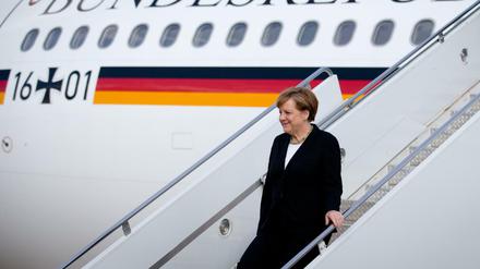 Bundeskanzlerin Angela Merkel steigt aus dem Airbus 340 der Luftwaffe "Konrad Adenauer" (Archiv)
