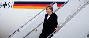 Bundeskanzlerin Angela Merkel steigt aus dem Airbus 340 der Luftwaffe "Konrad Adenauer" (Archiv)