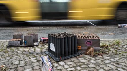 Und es hat Bumm gemacht. Böllerabfälle an Neujahr in Prenzlauer Berg.