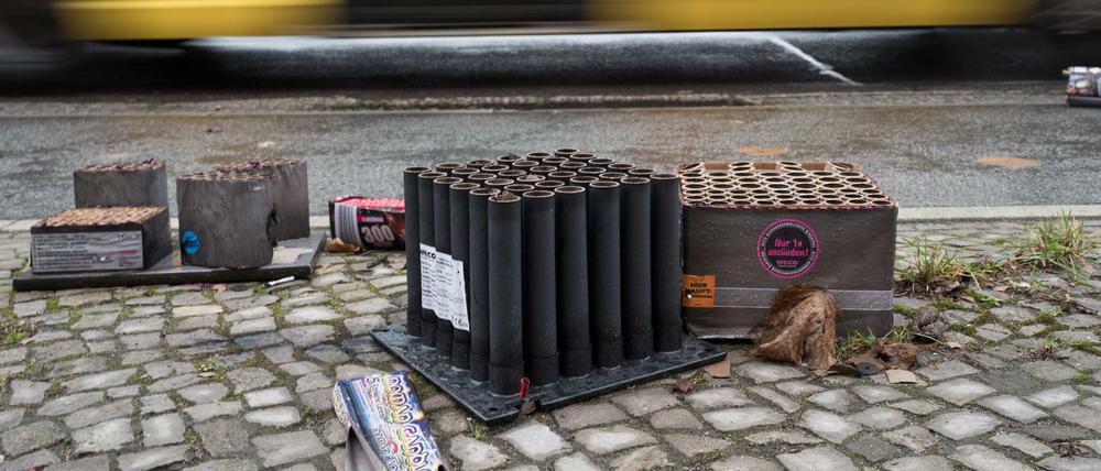 Und es hat Bumm gemacht. Böllerabfälle an Neujahr in Prenzlauer Berg.