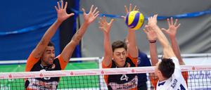 Bloß nicht hinsehen: Berlins Benjamin Patch (links) und sein Teamkollege Jeffrey Jendryk unterlagen erneut.