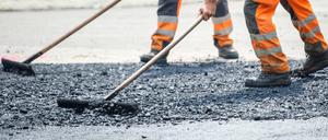 Für manchen Bezirk schwarzes Gold: Arbeiter asphaltieren eine Straße. (Symbolbild)