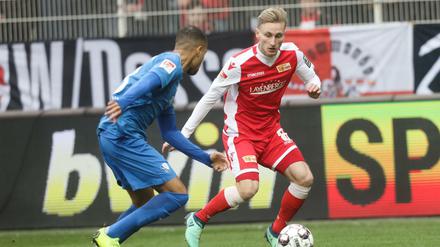 Bochums Jan Gyamerah (l) und Unions Joshua Mees spielen Katz und Maus. An die Berliner kamen die Gäste aus dem Ruhrpott aber nicht heran.