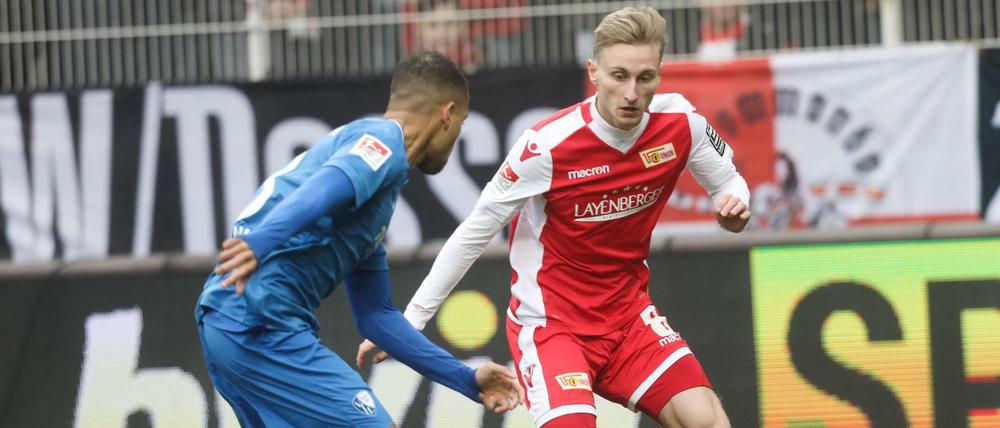 Bochums Jan Gyamerah (l) und Unions Joshua Mees spielen Katz und Maus. An die Berliner kamen die Gäste aus dem Ruhrpott aber nicht heran.