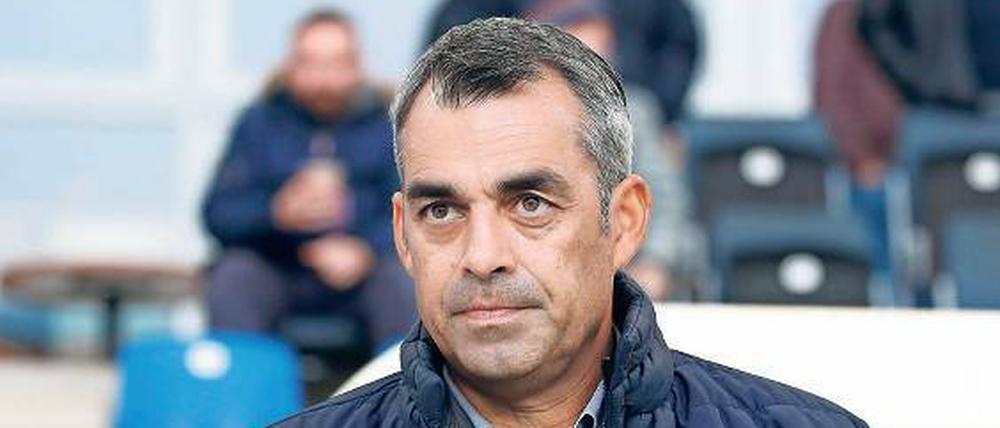 Robin Dutt hatte die Tabellenspitze der zweiten Bundesliga fest im Griff, mittlerweile aber schwindet seine Hoffnung auf die Relegation.
