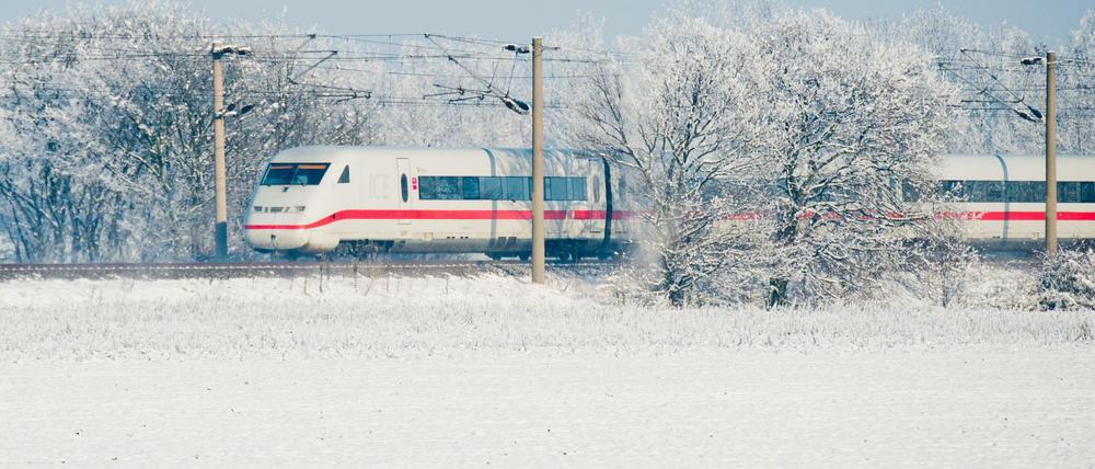 Auf offener Strecke musste ein ICE stoppen. (Symbolbild)
