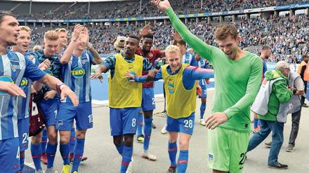 Applaus für die älteren Semester. Torwart Rune Jarstein, Fabian Lustenberger und Salomon Kalou (von rechts) zählen zu den Stützen bei Hertha BSC. 