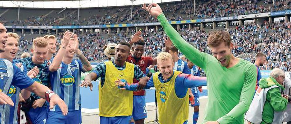 Applaus für die älteren Semester. Torwart Rune Jarstein, Fabian Lustenberger und Salomon Kalou (von rechts) zählen zu den Stützen bei Hertha BSC.