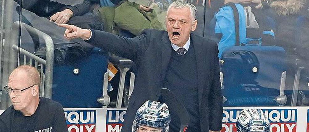 Eisbären-Trainer Clement Jodoin steht unter großem Druck.