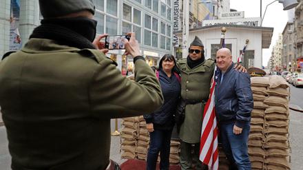 Der Checkpoint Charlie als Touristenattraktion: Zu DDR-Zeiten war dies der Übergang für Ausländer von West- nach Ost-Berlin.
