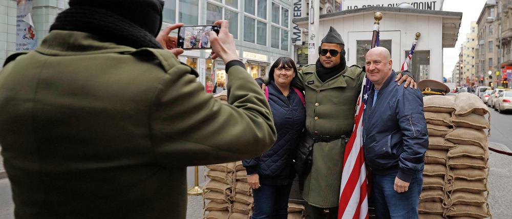 Der Checkpoint Charlie als Touristenattraktion: Zu DDR-Zeiten war dies der Übergang für Ausländer von West- nach Ost-Berlin.