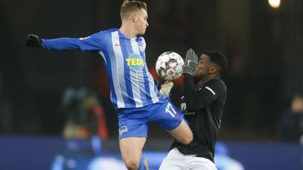 Verrenkt und verrannt. Herthas Maximilian Mittelstädt (l.) und Augsburgs Sergio Cordova teilen sich die Punkte.