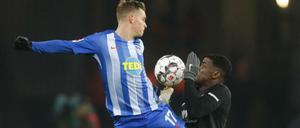 Verrenkt und verrannt. Herthas Maximilian Mittelstädt (l.) und Augsburgs Sergio Cordova teilen sich die Punkte.