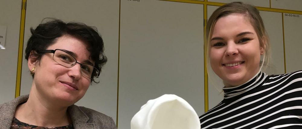 Geheime Kunst: Bibiana Fugger (links) und Aline Schwabl kennen als einzige das Falt-Geheimnis der Kaiserserviette.