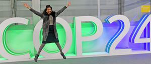Ein großer Satz oder ein kleiner Sprung? Eine Teilnehmerin vor dem Logo "COP24", dem Kürzel der Klimakonferenz in Kattowitz.