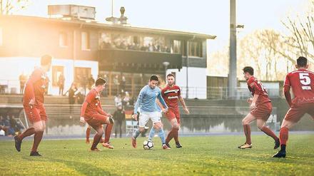 Umzingelt. Viktorias Ugurcan Yilmaz sieht sich im Spiel gegen Bautzen von Gegnern eingekreist, jetzt muss sich der Verein mit Gläubigern auseinandersetzen.
