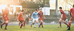 Umzingelt. Viktorias Ugurcan Yilmaz sieht sich im Spiel gegen Bautzen von Gegnern eingekreist, jetzt muss sich der Verein mit Gläubigern auseinandersetzen.