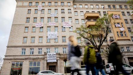 Die Mieter an der Karl-Marx-Allee wollen ihre Wohnungen nicht einem Konzern überlassen.