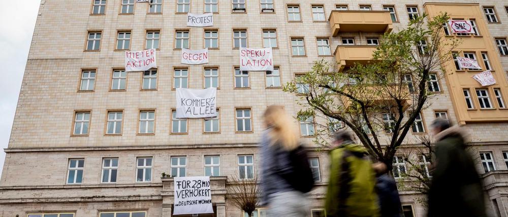 Die Mieter an der Karl-Marx-Allee wollen ihre Wohnungen nicht einem Konzern überlassen.