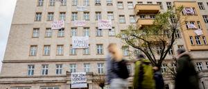 Die Mieter an der Karl-Marx-Allee wollen ihre Wohnungen nicht einem Konzern überlassen.