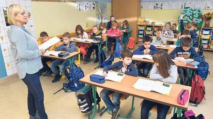 Eine Lehrerin im Gespräch mit ihrer Klasse.