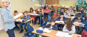 Eine Lehrerin im Gespräch mit ihrer Klasse.
