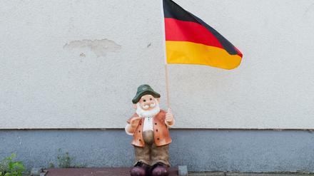 Nationalismus in Kleinformat. Gartenzwerg mit Deutschlandfahne.