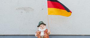 Nationalismus in Kleinformat. Gartenzwerg mit Deutschlandfahne.
